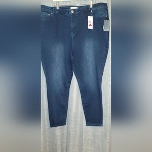 NWT ELOQUII DENIM
Size 26s
Dark blue
